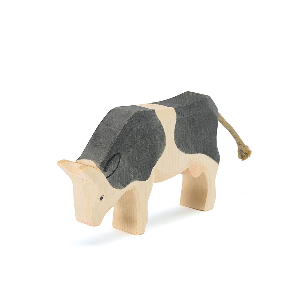 Kuh schwarz fressend